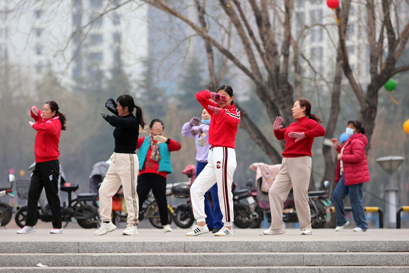 市民在广场健身