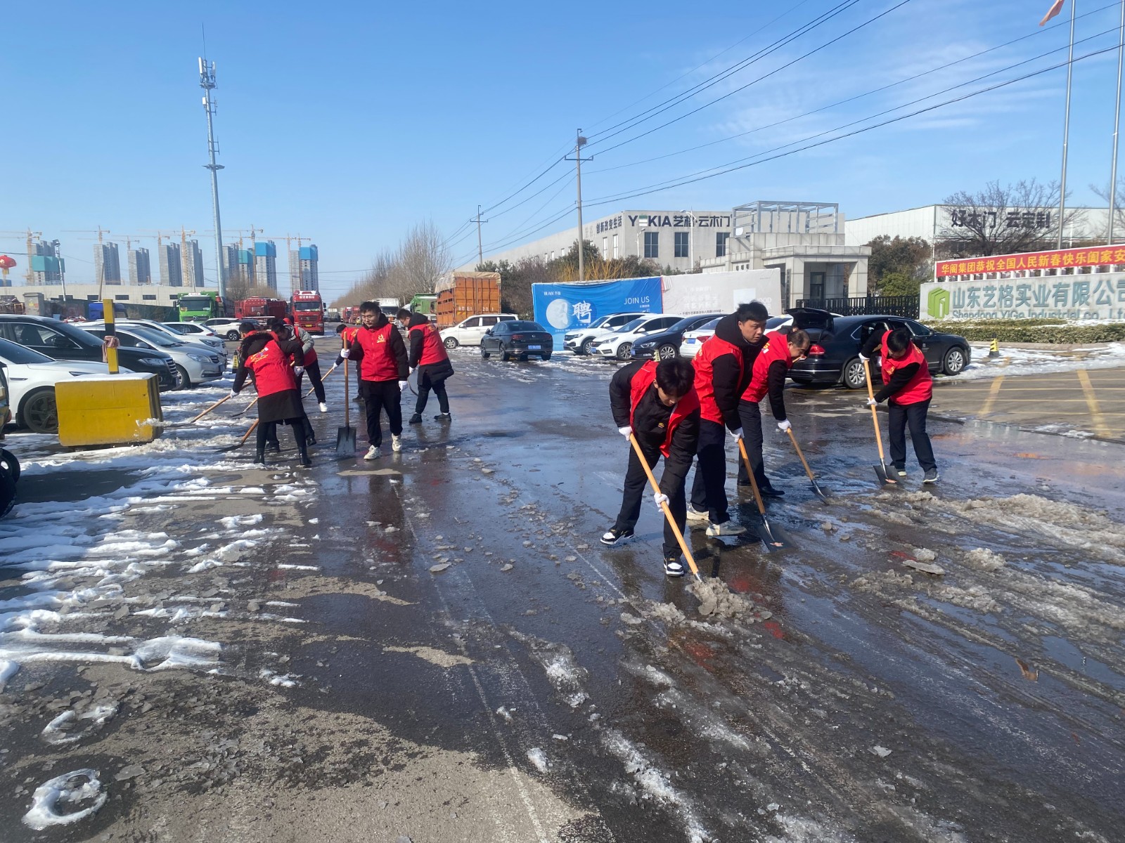 市行政审批服务局在帮包网格除冰清雪