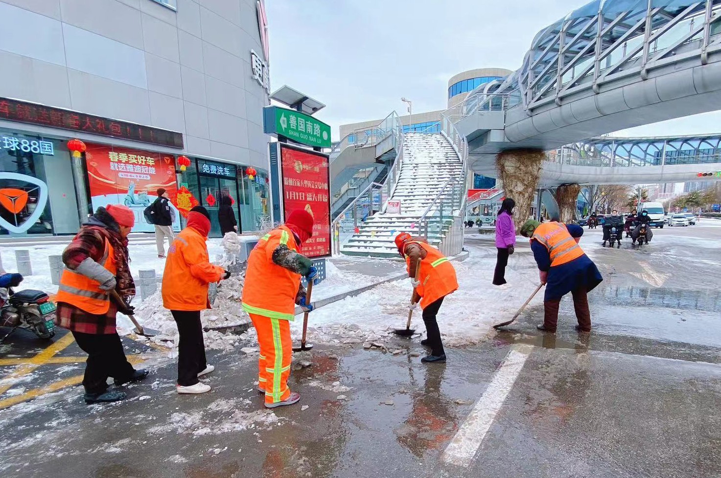 环卫工人在善国路清扫积雪