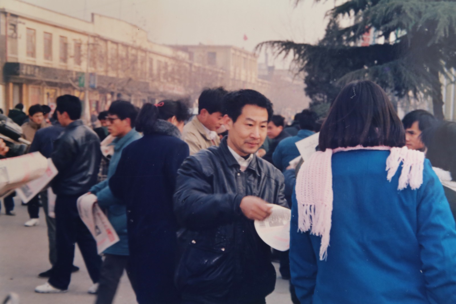 1994年1月1日，时任滕州日报社总编辑马润涛上街发行《滕州日报》